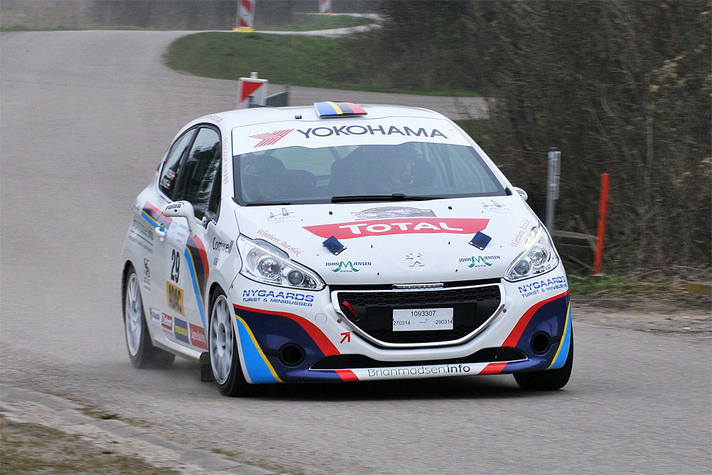 Kim Madsen og Line Lykke Jensen starter med ny motor i deres Peugeot 208 R2
(Foto: Viggo Johansen)